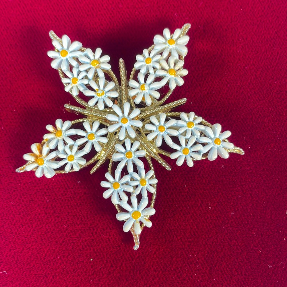 Daisy upon Daisies Vintage Gold Tone Brooch Pin